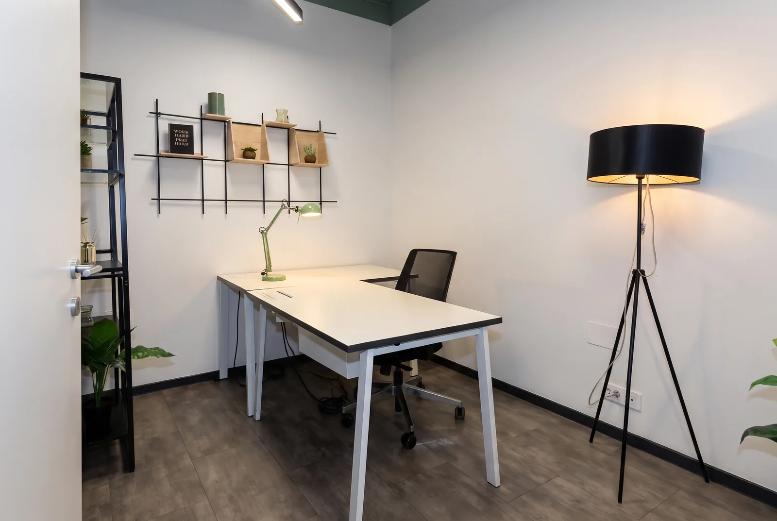 Solo office 01.06 · photorealistic render